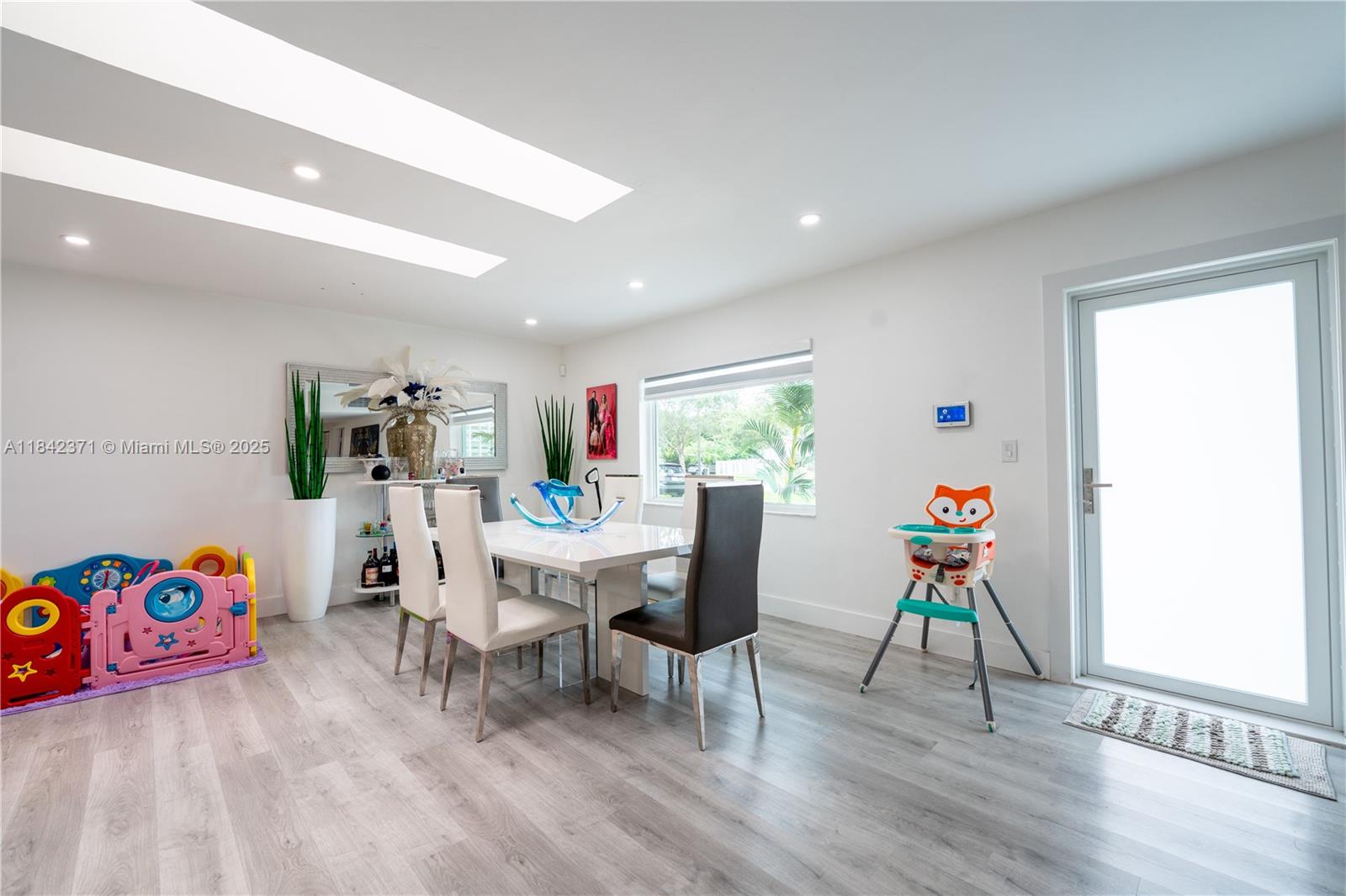 HOLIDAY HOUSE SEC 1 - Residential