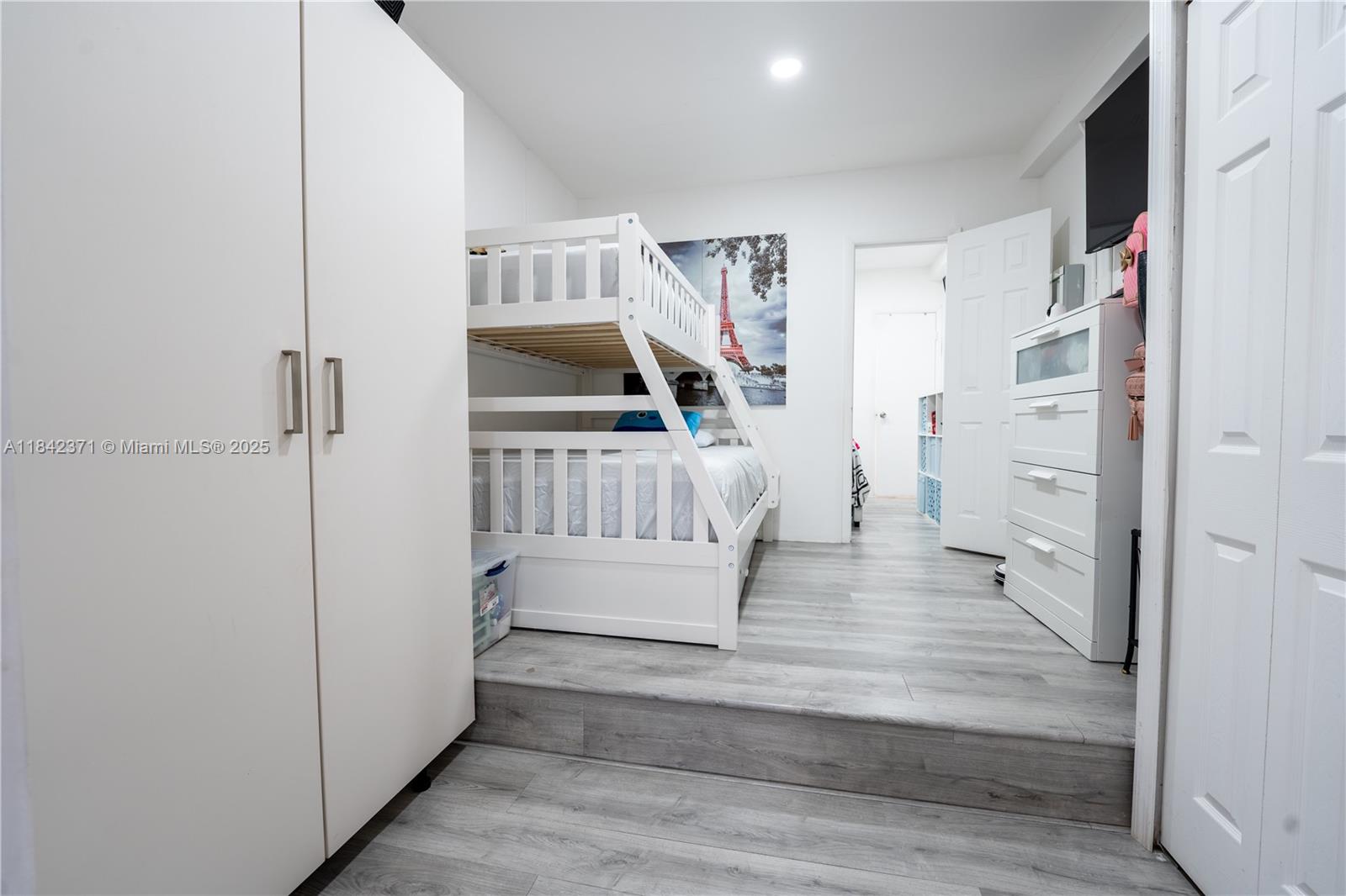 HOLIDAY HOUSE SEC 1 - Residential