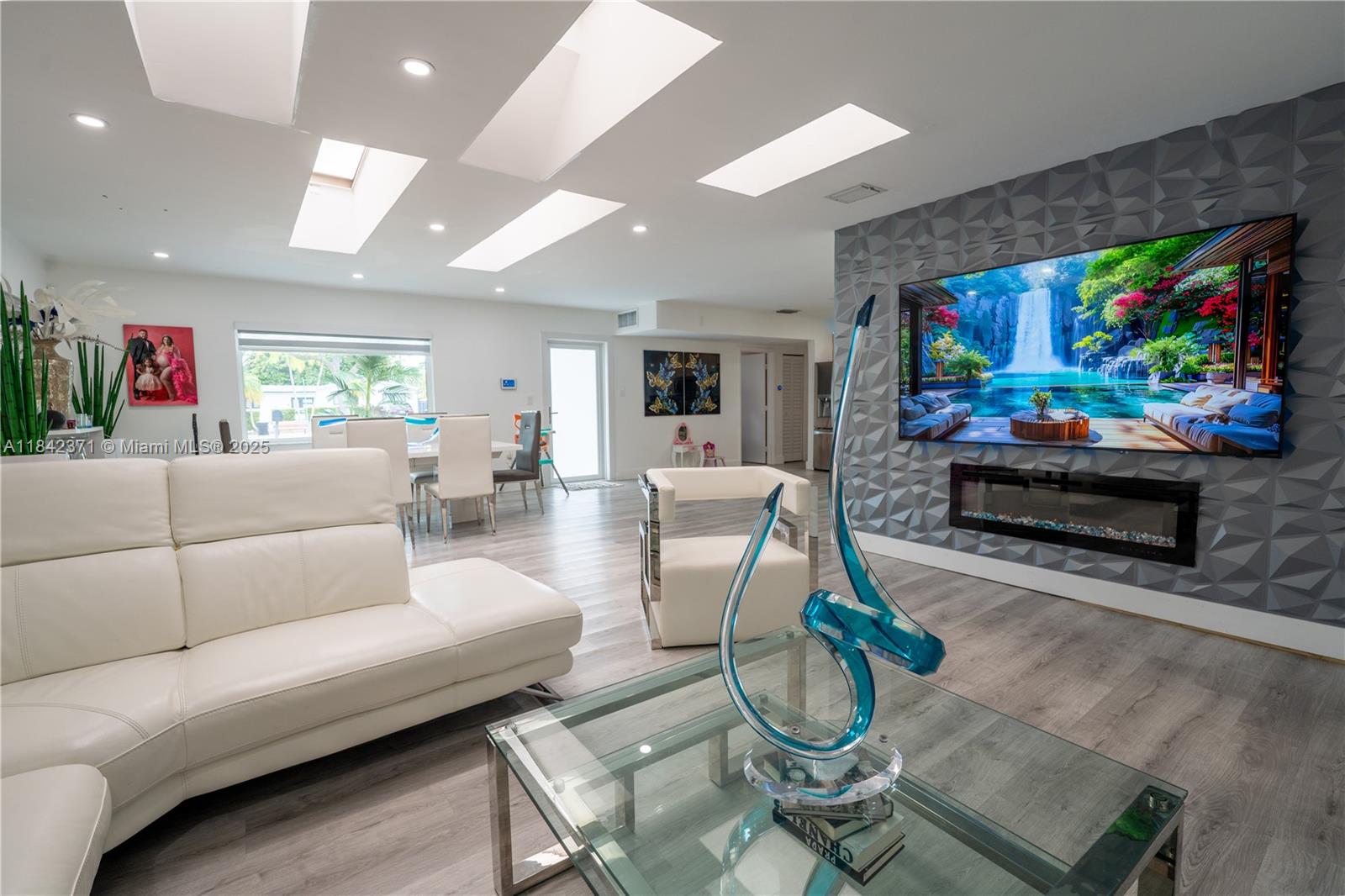 HOLIDAY HOUSE SEC 1 - Residential