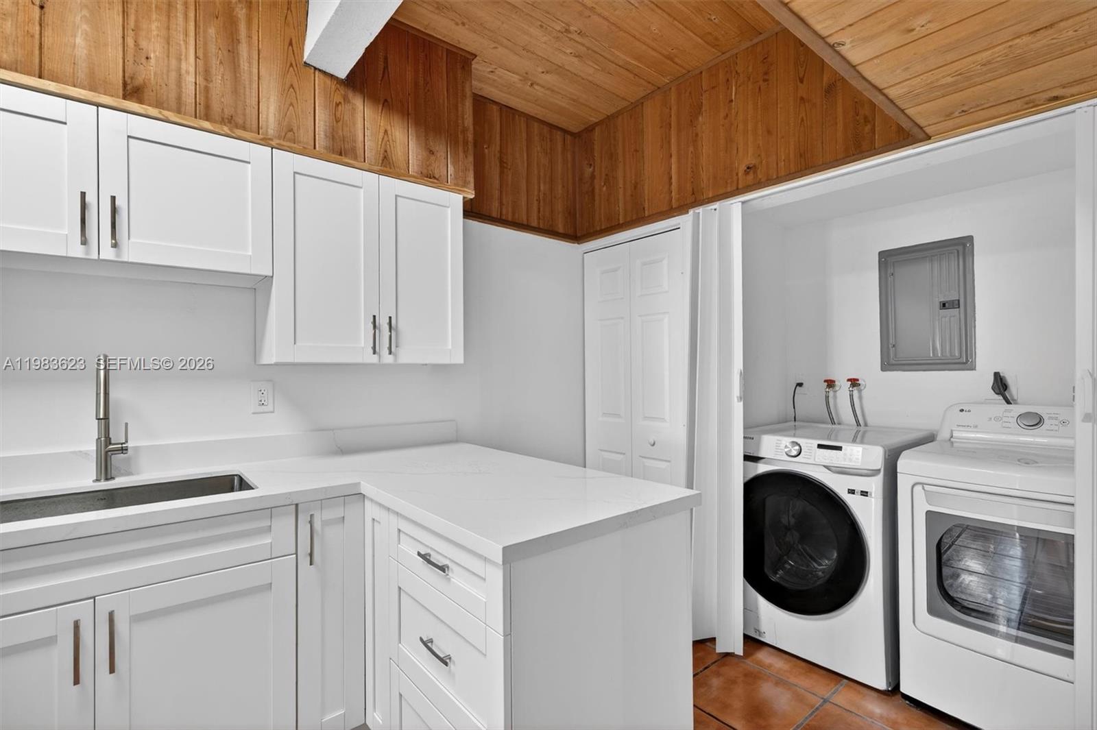 SUNSET PARK LAKE VILLAS S - Residential