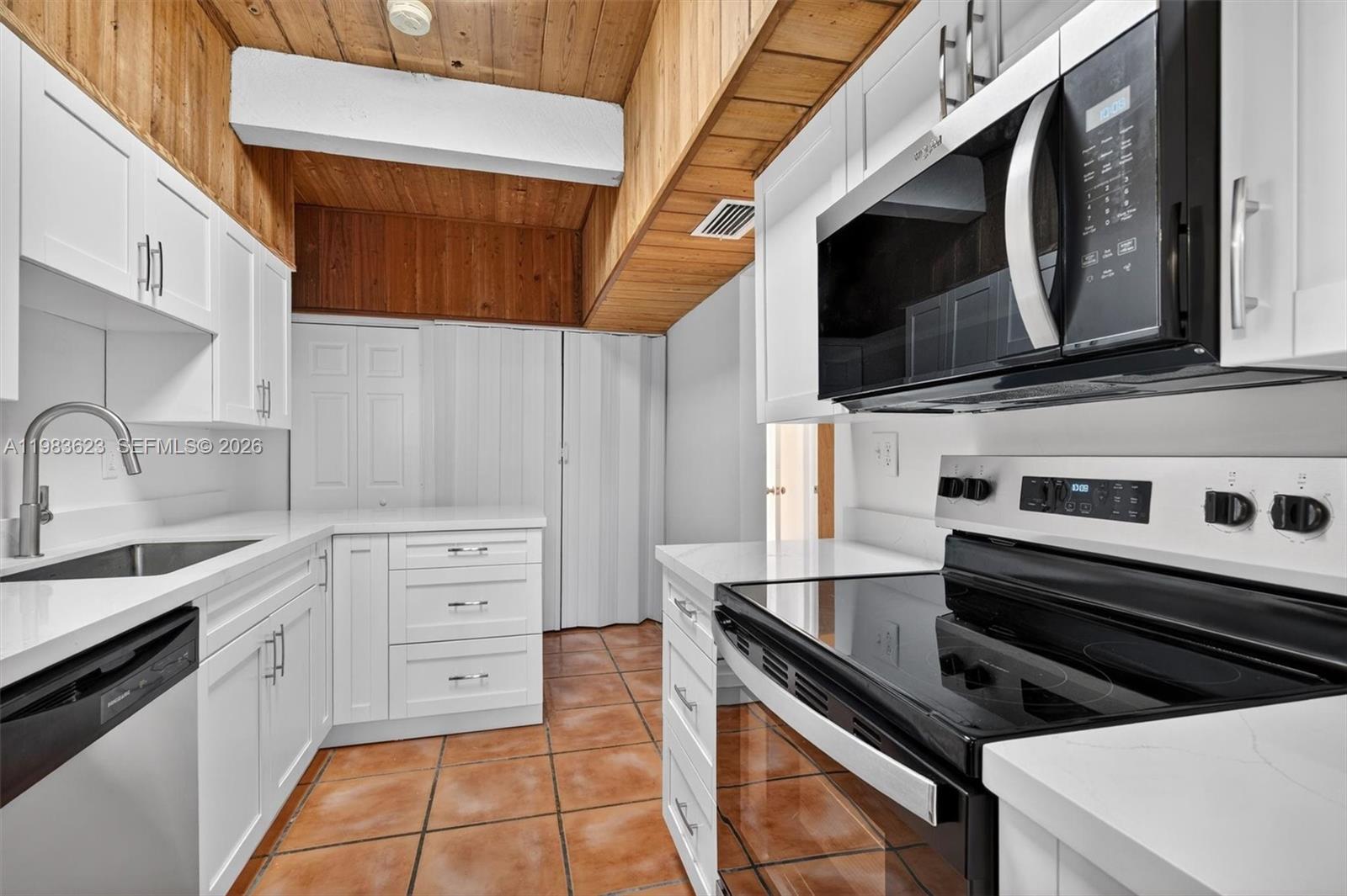 SUNSET PARK LAKE VILLAS S - Residential