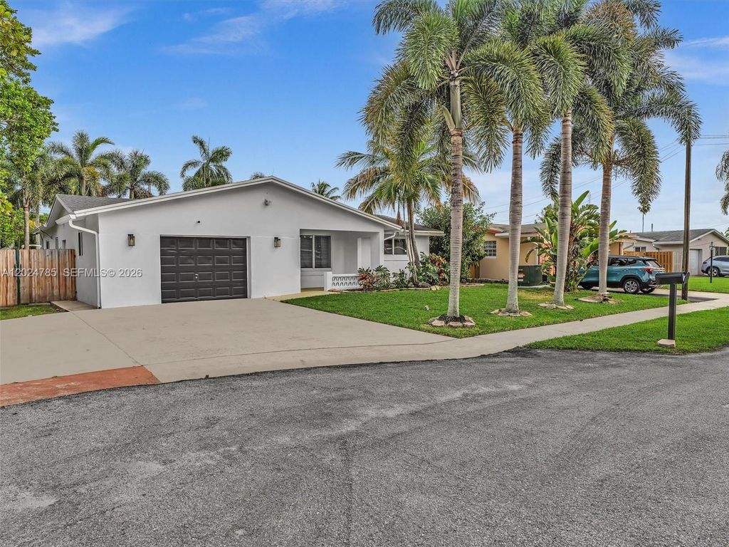 Photo of 4500 SW 42nd Ter, Dania Beach, FL 33314 (MLS # A12024785)