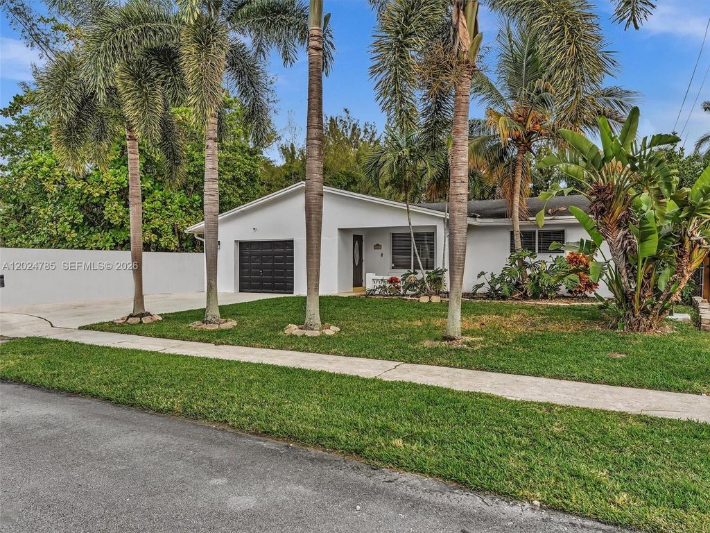 Photo of 4500 SW 42nd Ter, Dania Beach, FL 33314 (MLS # A12024785)