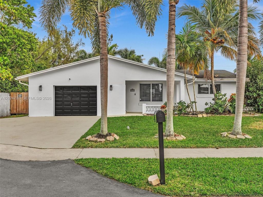 Photo of 4500 SW 42nd Ter, Dania Beach, FL 33314 (MLS # A12024785)