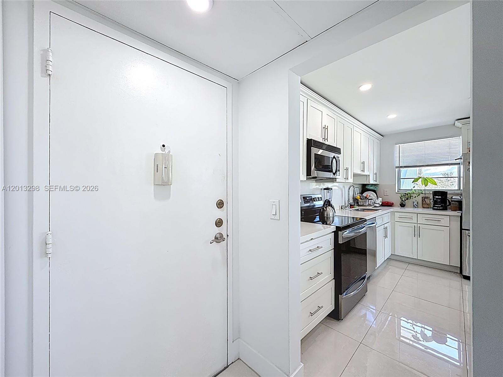 2751 Taft St 304