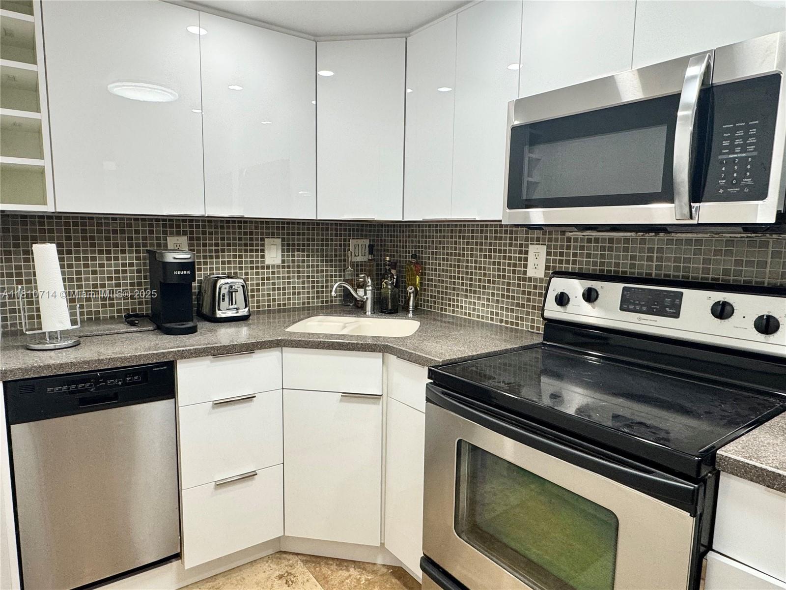 200 S Birch Rd 606