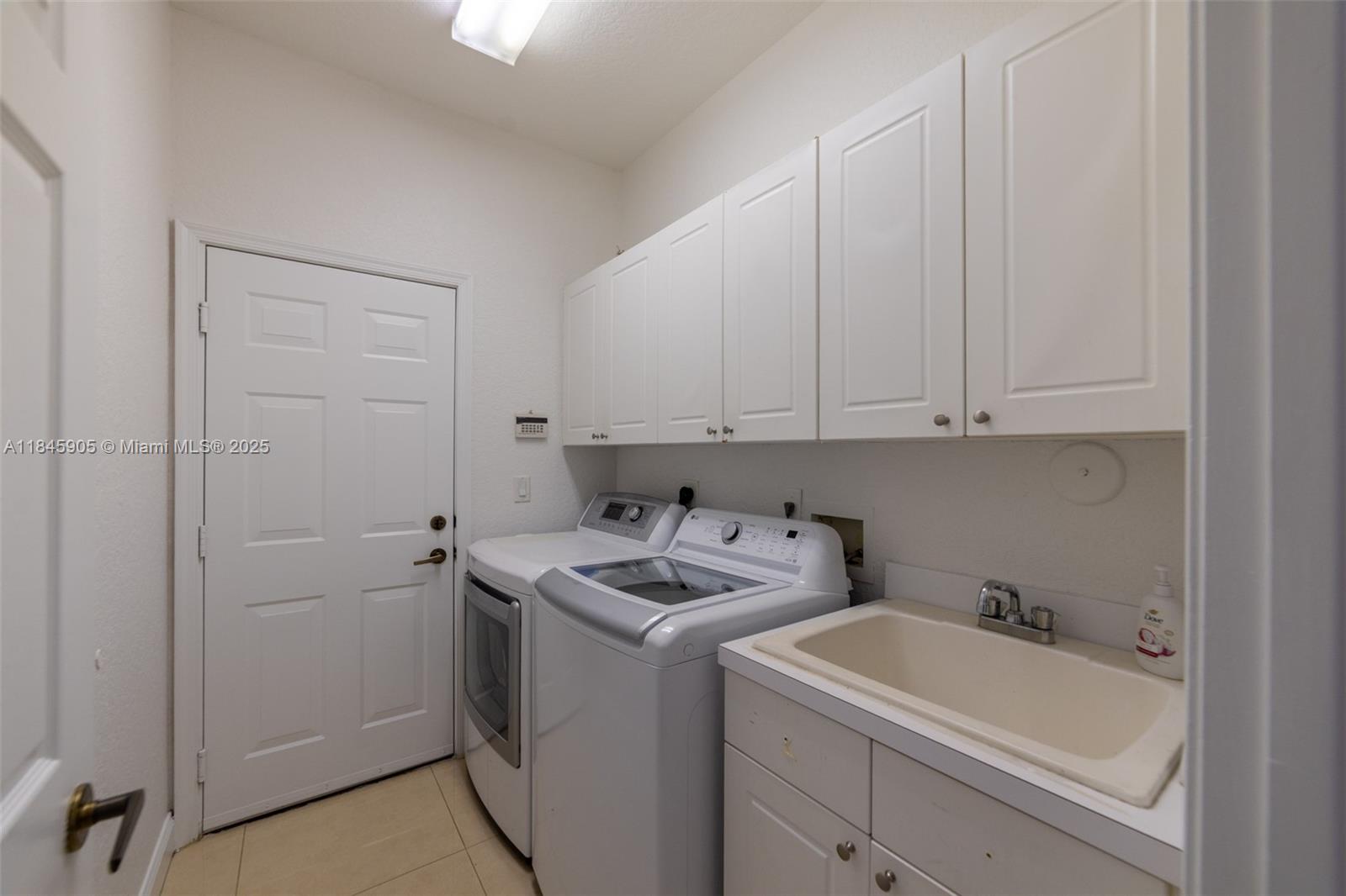 SECTOR 2-PARCELS 11 27 28 - Residential Lease