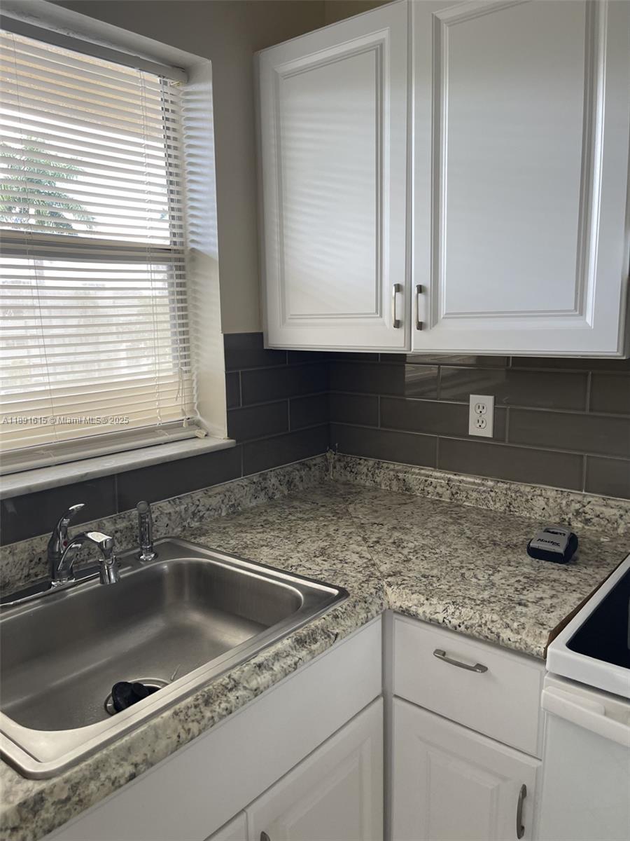 SUNRISE LAKES 40 CONDO - Residential Lease