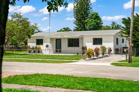Tiny photo for 220 N 69th Ter, Hollywood, FL 33024 (MLS # A12076848)