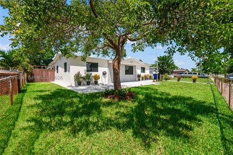 Tiny photo for 220 N 69th Ter, Hollywood, FL 33024 (MLS # A12076848)