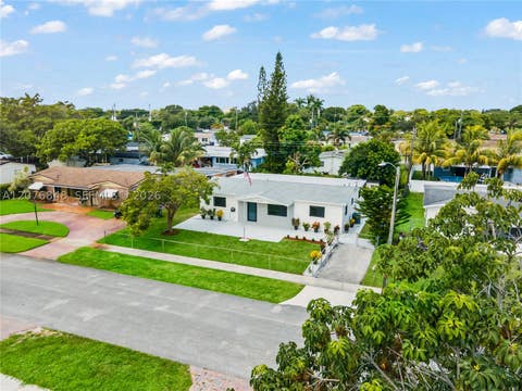 Tiny photo for 220 N 69th Ter, Hollywood, FL 33024 (MLS # A12076848)