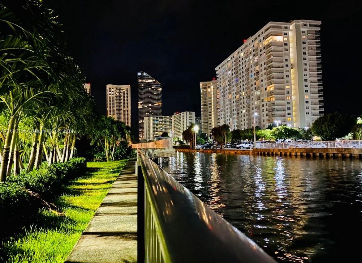 Discover this one-bedroom, one-bathroom unit in the heart of Sunny Isles! This apartment invites you to enjoy its balcony with stunning views of the canal and pool, and it boasts excellent natural lighting. Just minutes away from beautiful beaches, exclusive shopping centers like Aventura Mall, fine dining restaurants, and vibrant nightlife, this location offers everything you need for a life of comfort and style.
Additionally, it includes assigned parking and guest parking, providing maximum convenience and peace of mind. Ideal for both living and investment, this property allows for short and long-term rentals, ensuring exceptional profitability.
Don't miss this unique opportunity to own a gem in a strategic location that appreciates in value over time.