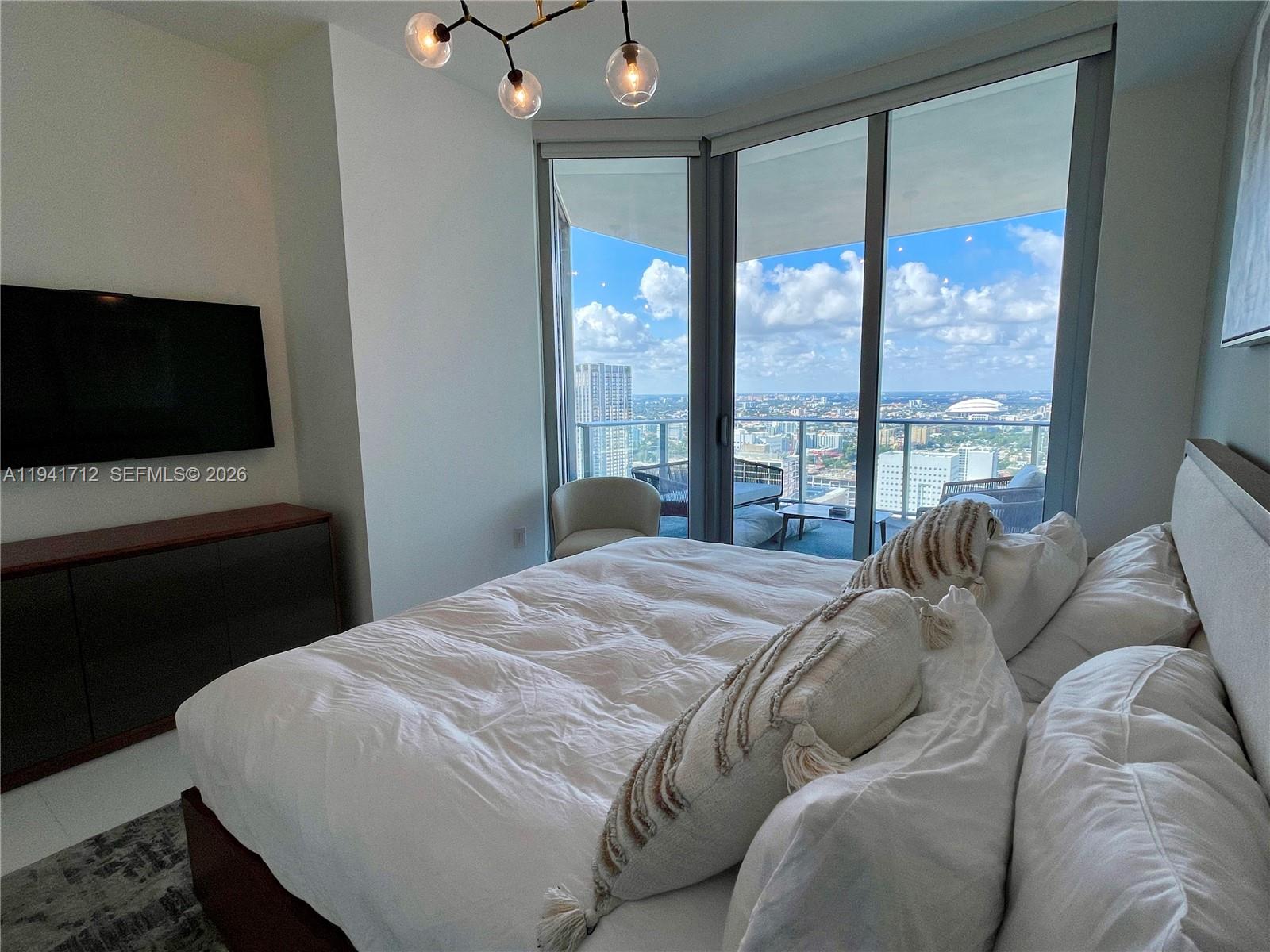 PARAMOUNT WORLDCENTER - Residential