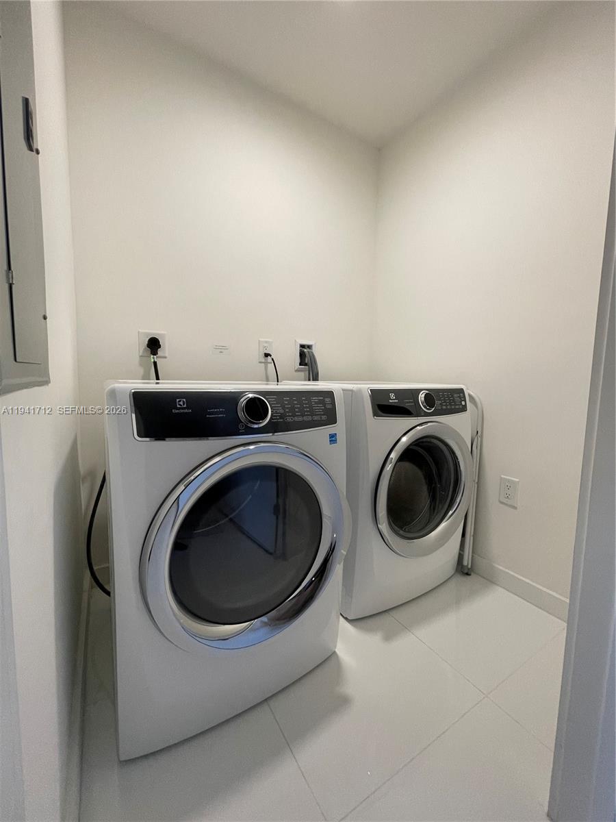 PARAMOUNT WORLDCENTER - Residential