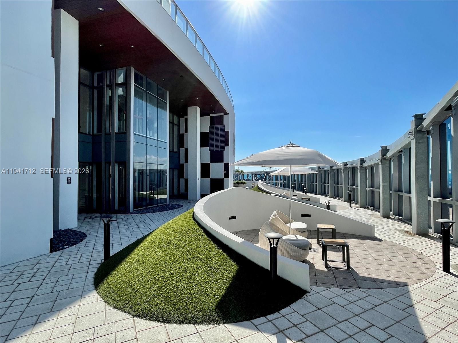 PARAMOUNT WORLDCENTER - Residential