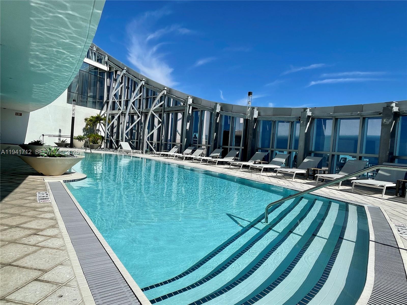 PARAMOUNT WORLDCENTER - Residential