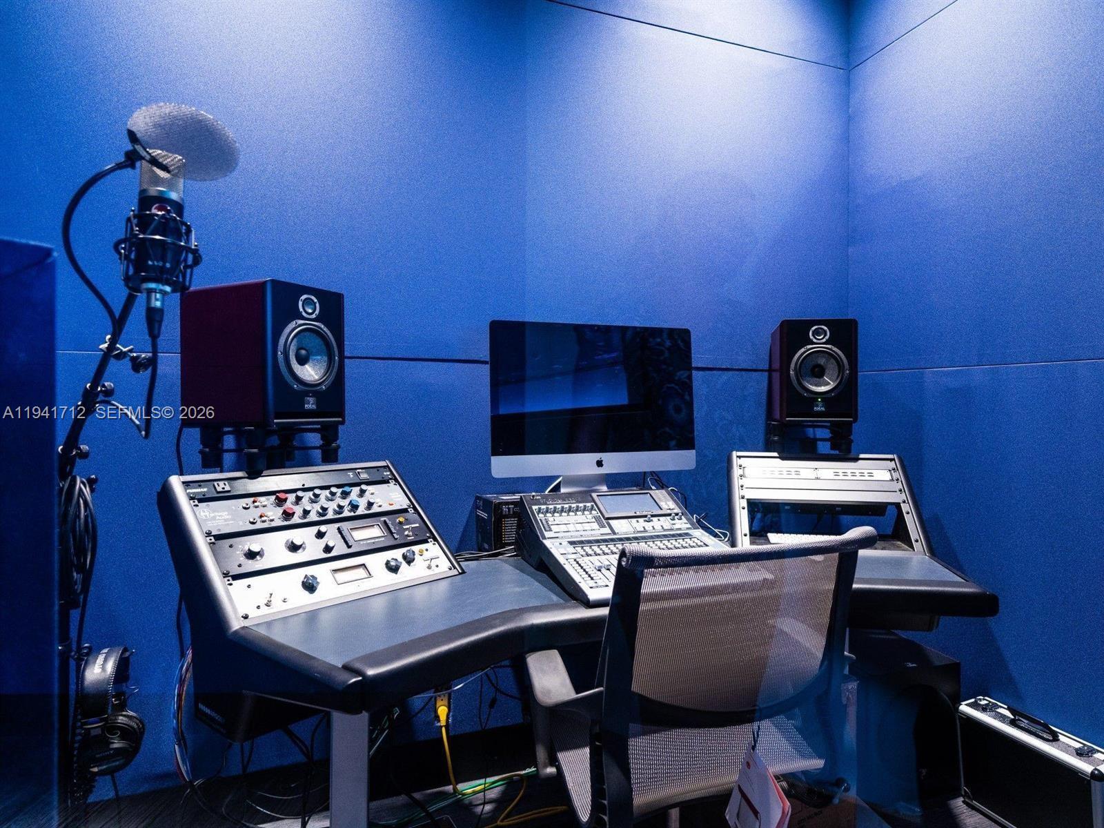 PARAMOUNT WORLDCENTER - Residential