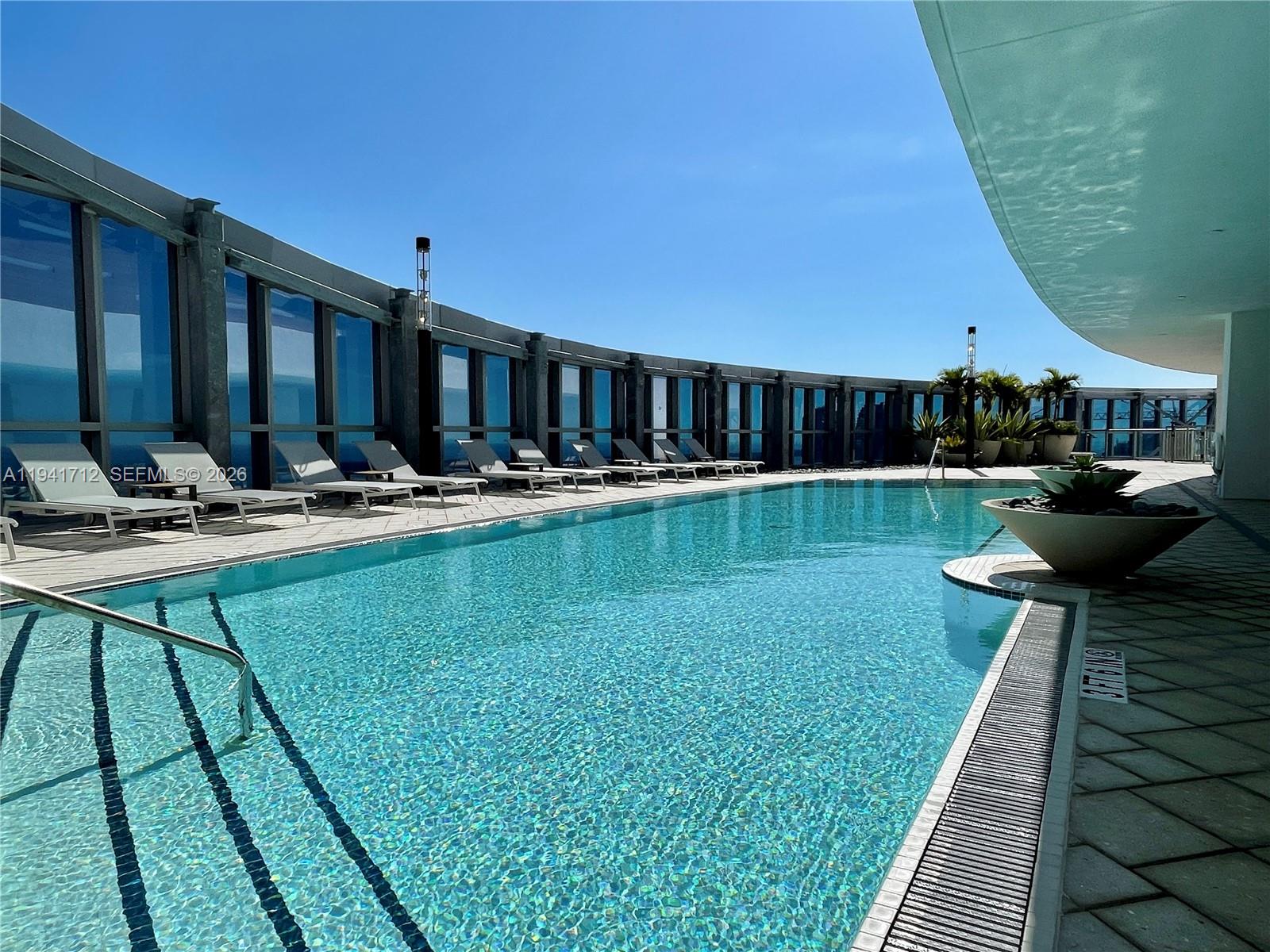 PARAMOUNT WORLDCENTER - Residential