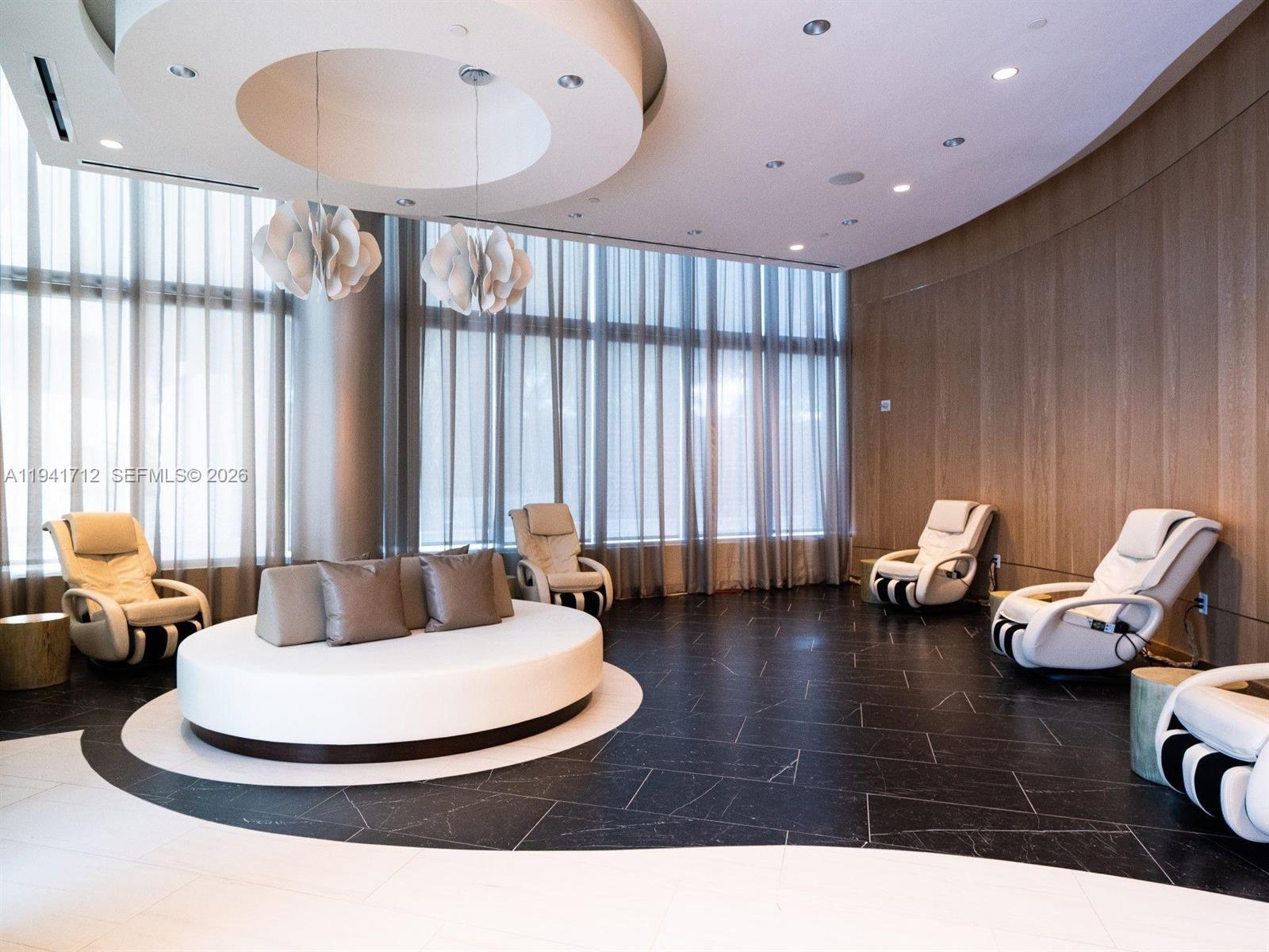 PARAMOUNT WORLDCENTER - Residential