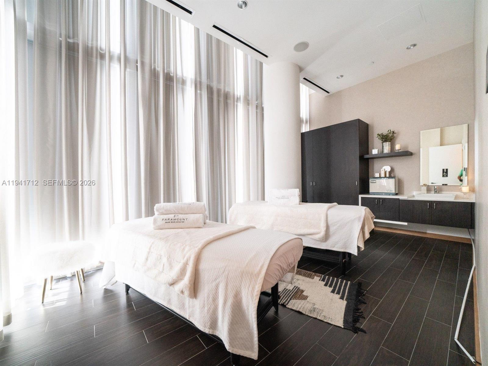 PARAMOUNT WORLDCENTER - Residential