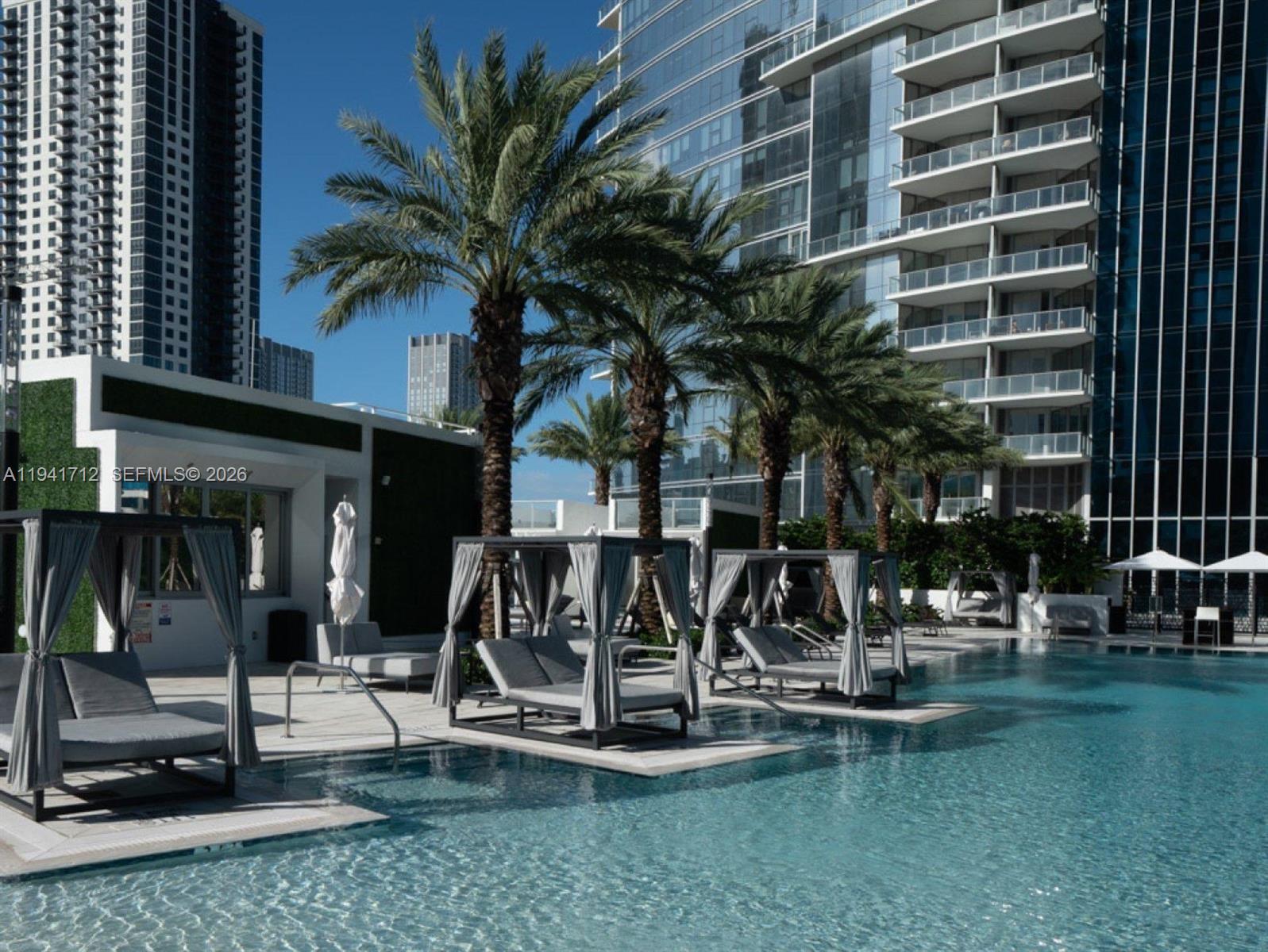 PARAMOUNT WORLDCENTER - Residential