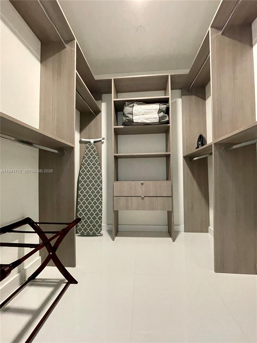 PARAMOUNT WORLDCENTER - Residential