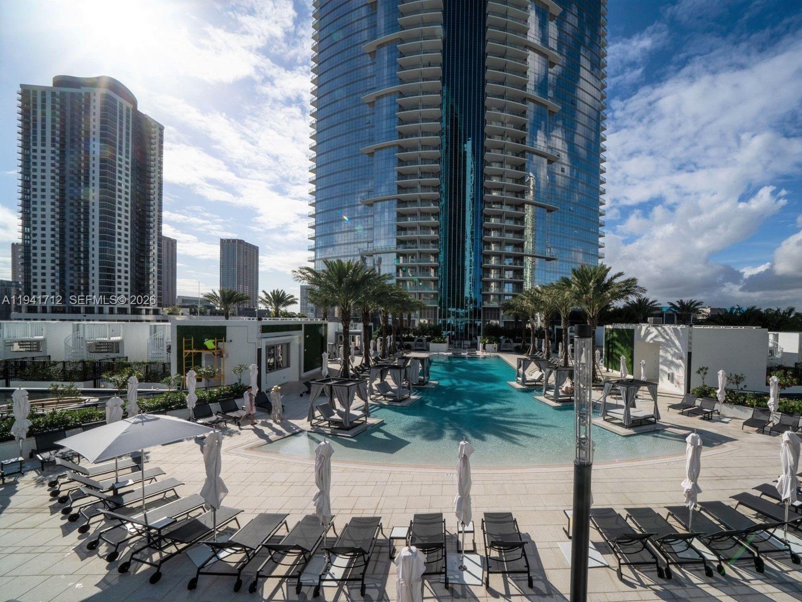 PARAMOUNT WORLDCENTER - Residential