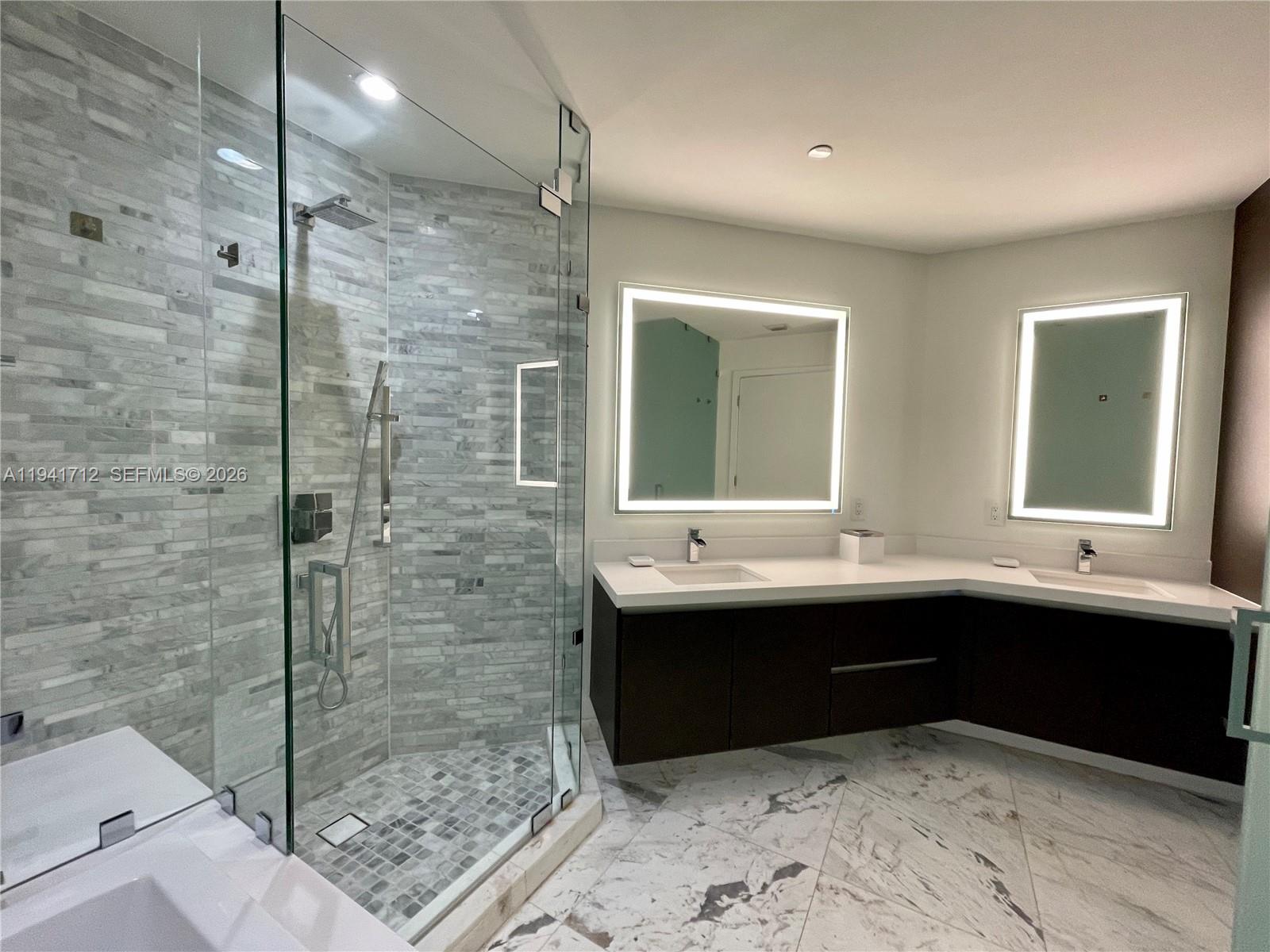 PARAMOUNT WORLDCENTER - Residential