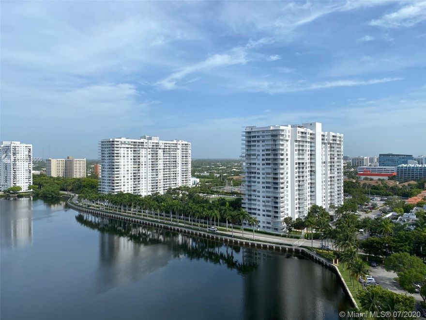 Beautiful and spacious 2 bedroom, 2 bathroom condo with amazing panoramic views of the lake and Aventura! Bright and spacious. Building has great amenities: two pools, Jacuzzi, fitness center, tennis courts, game rooms. Great location next to the exclusive William Island and close to all shops on Biscayne Blvd. Close to parks, the Aventura Mall, houses of worship. Excellent school district.