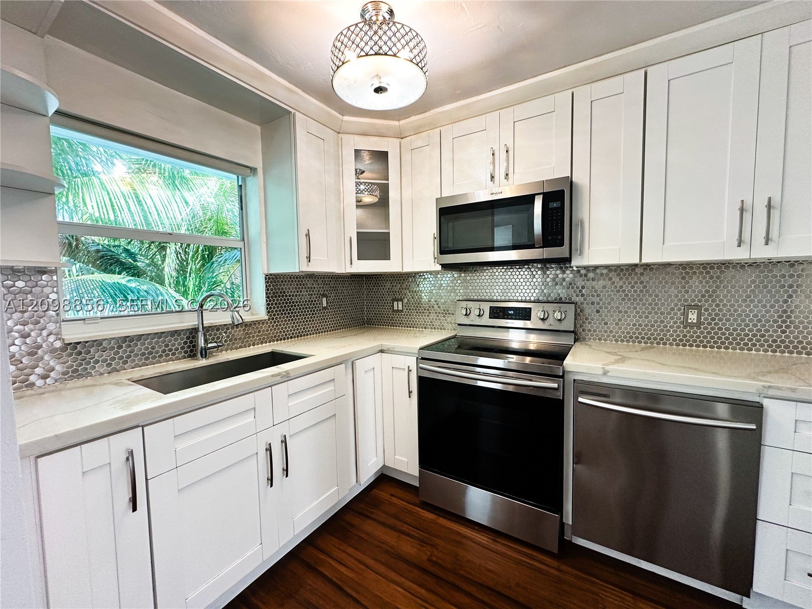 61 Collins Ave 404