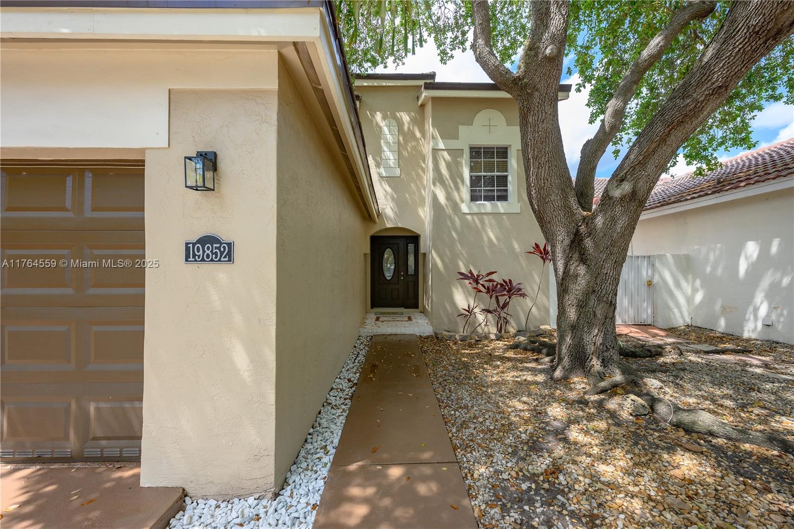19852 Nw 88th Ave, Hialeah, Miami-Dade County, Florida - 4 Bedrooms  
3 Bathrooms - 