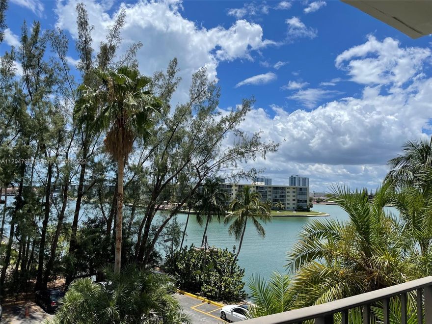 Nice, spacious 2 bed 2 bath in well located and desirable Biscayne Cove community beside Williams Island. In good condition with beige kitchen cabinets complemented with wood vinyl floors throughout. The complex has great amenities including 2 pools (1 heated), gym facilities, a tennis court, billiards and party room. Community is gated with entrance security and 24/7 lobby attendants. Stroll along little Maule Lake to Fresh Market, Starbucks, banks and more. Great school district and close to Aventura Mall & other shopping.