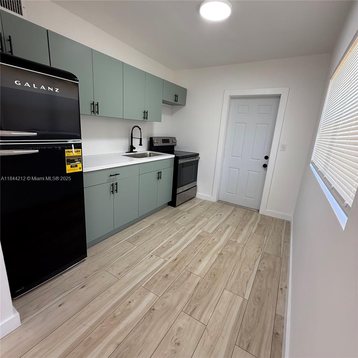 Units are vacant and on lockbox making showing request I will confirm but code will be given once you are at the unit AGENTS MUBe the first to enjoy this completely remodeled home, featuring all-new finishes throughout. Perfect for you and your family, this unit offers a fresh and modern living experience. Includes washer/dryer hookups for your convenience, one designated parking space, and additional visitor parking for your guests. Section 8 welcomed!
Rapid approval ONLY security deposit and 1st month