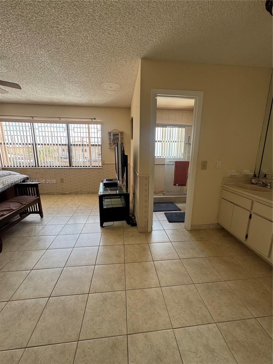 TAMIAMI LAKES TOWNHOUSES - Residential