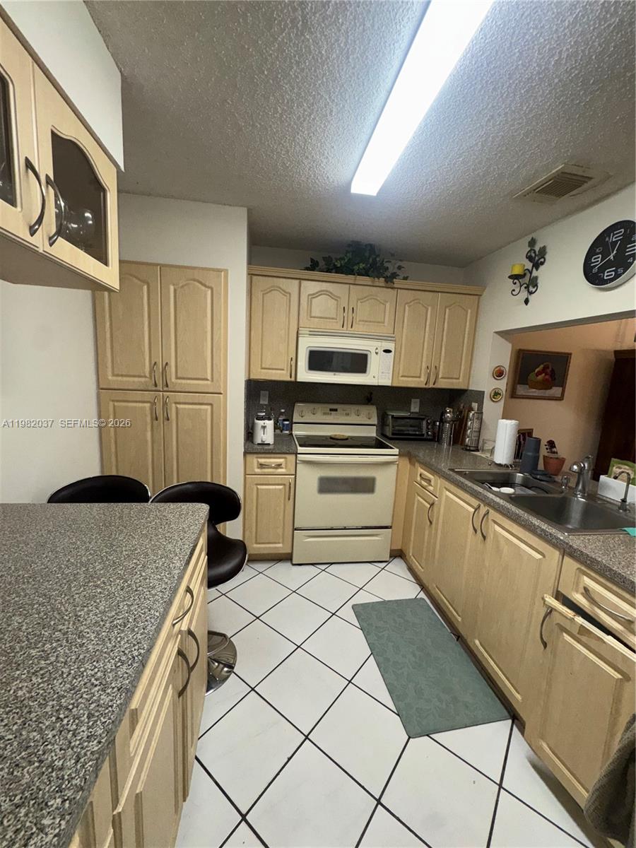 TAMIAMI LAKES TOWNHOUSES - Residential