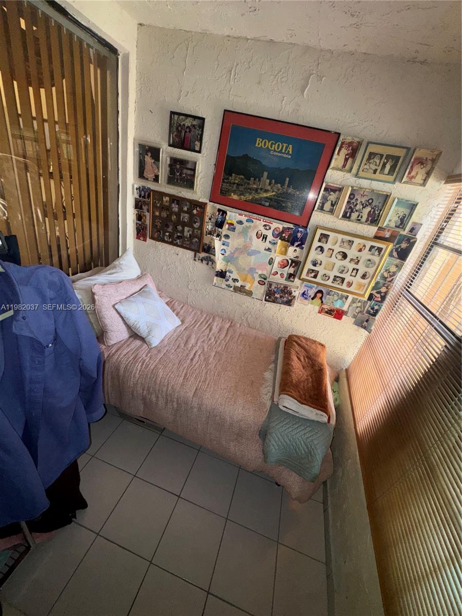 TAMIAMI LAKES TOWNHOUSES - Residential