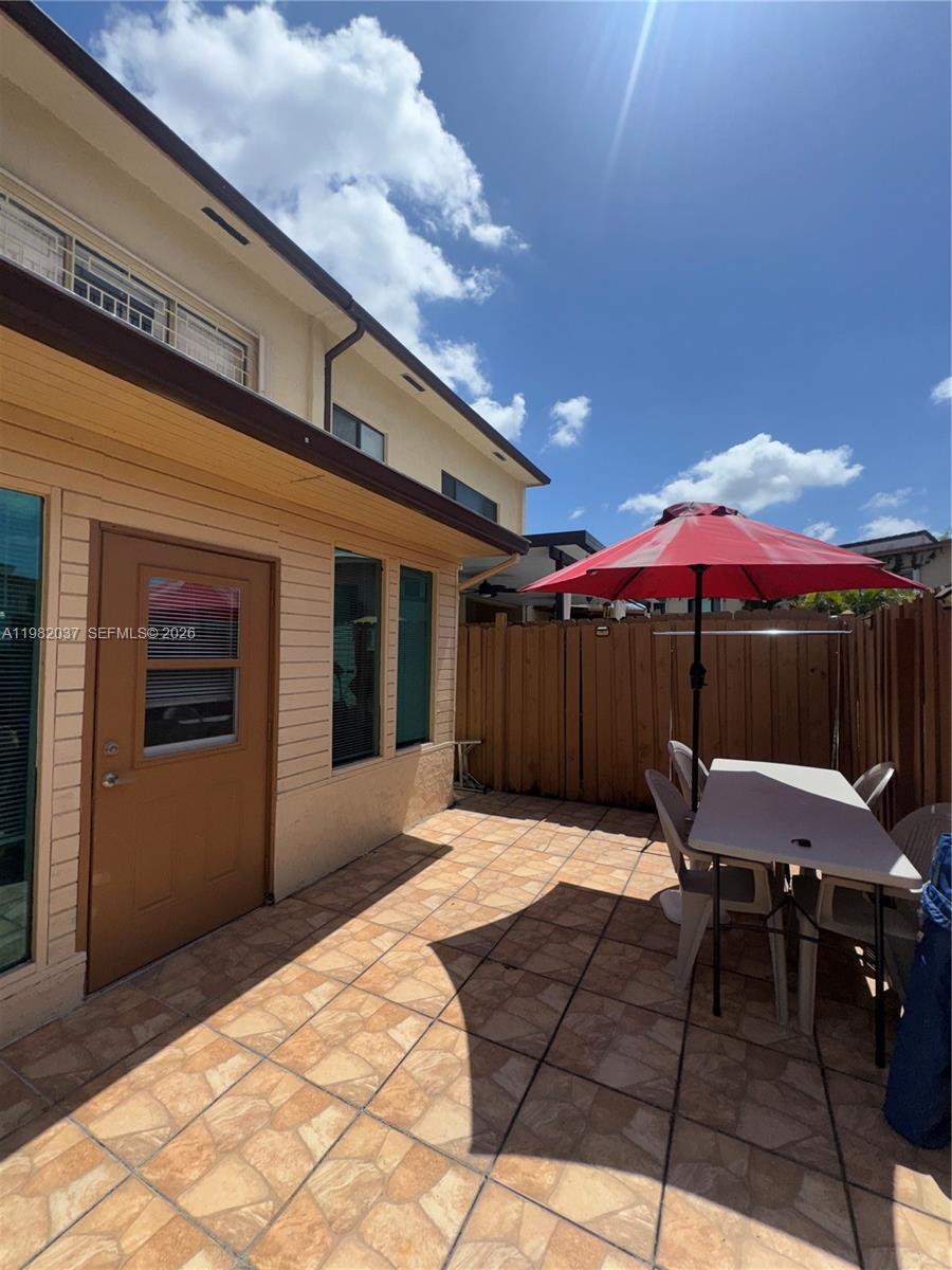 TAMIAMI LAKES TOWNHOUSES - Residential