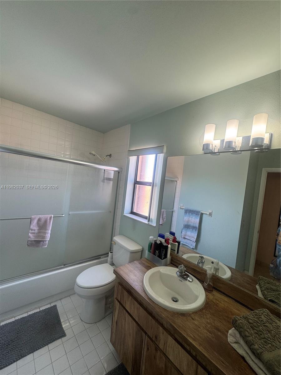 TAMIAMI LAKES TOWNHOUSES - Residential