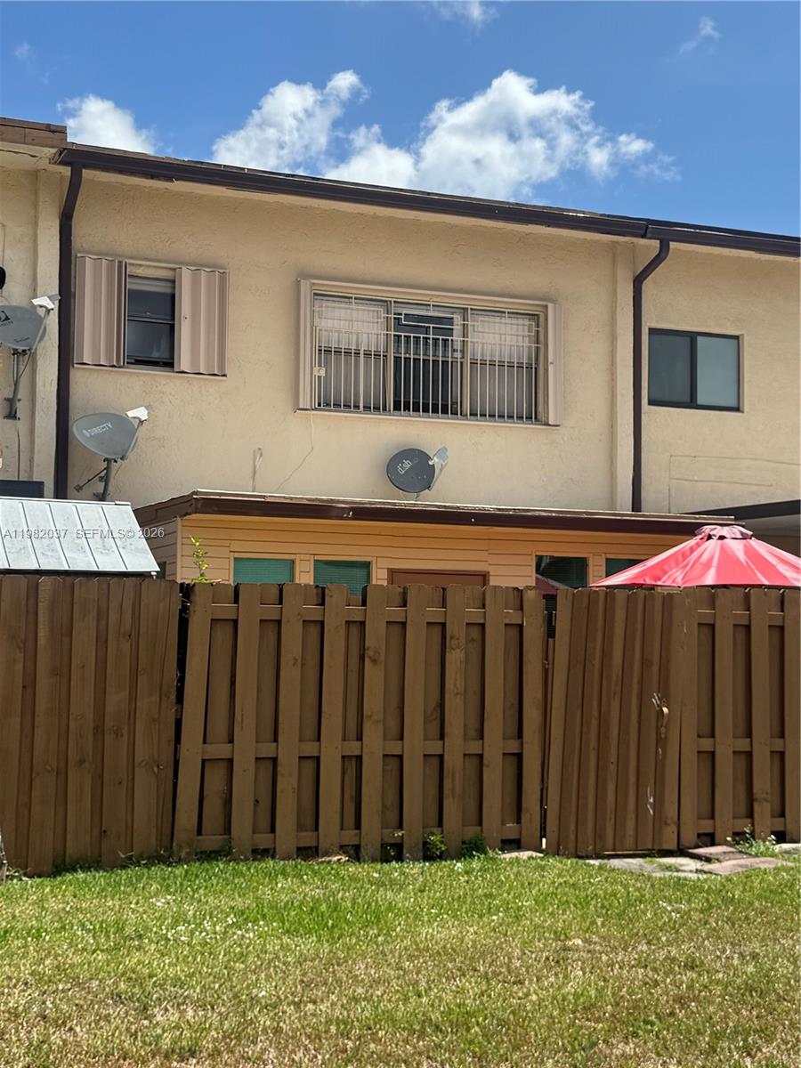 TAMIAMI LAKES TOWNHOUSES - Residential