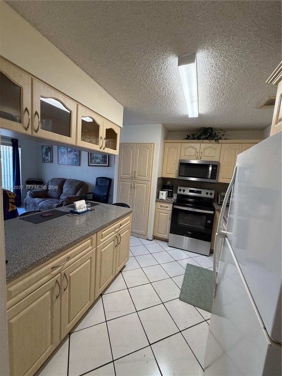 TAMIAMI LAKES TOWNHOUSES - Residential