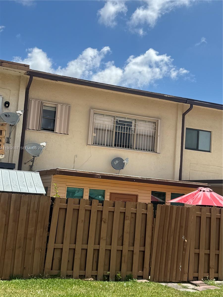 TAMIAMI LAKES TOWNHOUSES - Residential