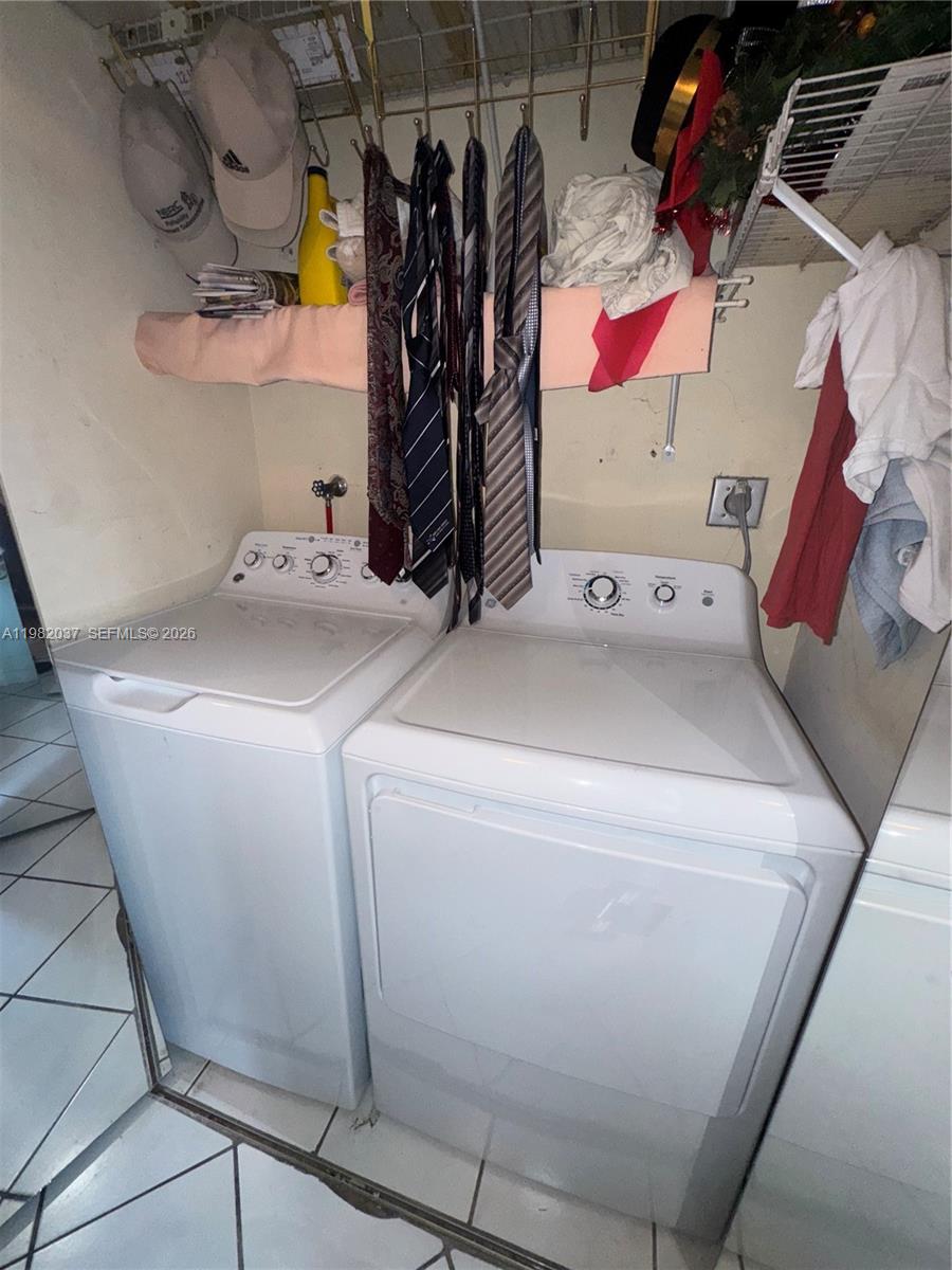 TAMIAMI LAKES TOWNHOUSES - Residential