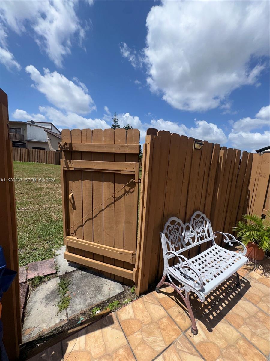 TAMIAMI LAKES TOWNHOUSES - Residential