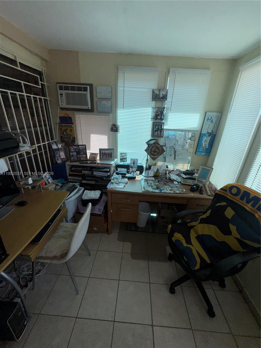 TAMIAMI LAKES TOWNHOUSES - Residential