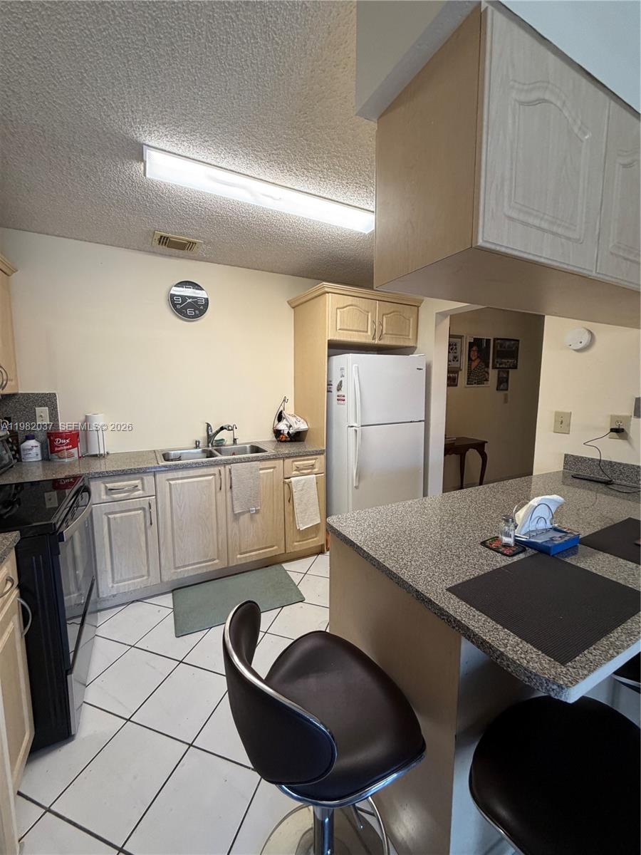 TAMIAMI LAKES TOWNHOUSES - Residential