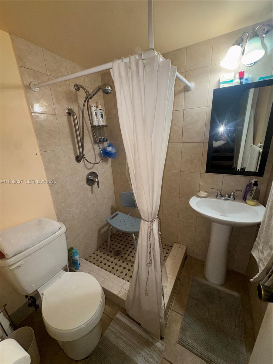 TAMIAMI LAKES TOWNHOUSES - Residential