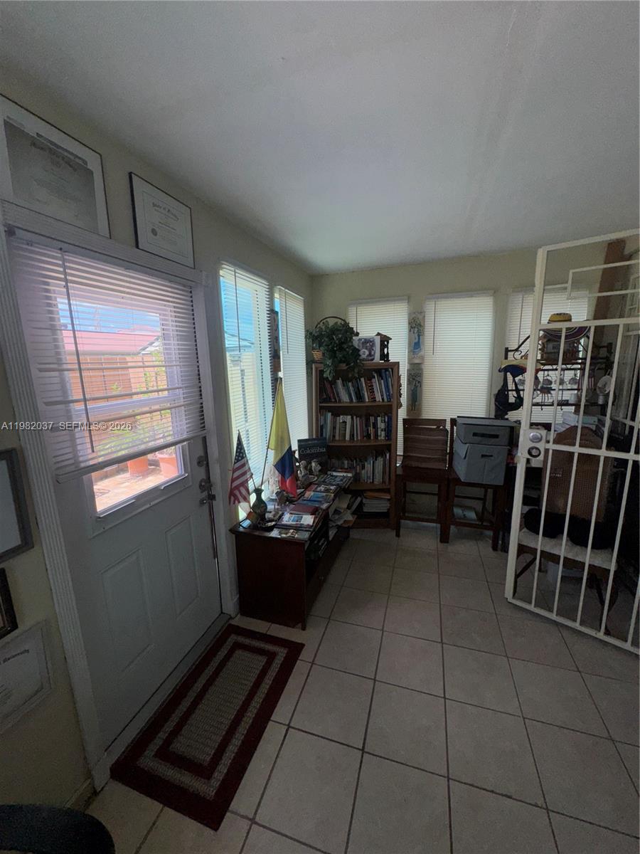 TAMIAMI LAKES TOWNHOUSES - Residential