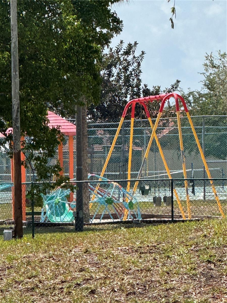 TAMIAMI LAKES TOWNHOUSES - Residential