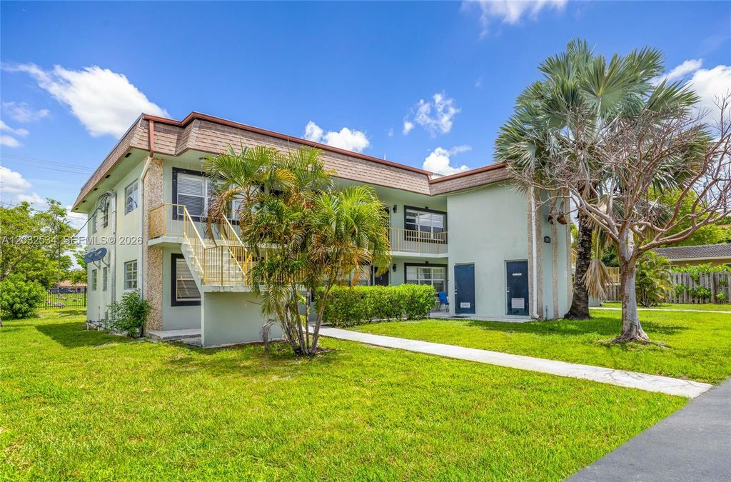 Photo of 2255 SE 5th St, Pompano Beach, FL 33062 (MLS # A12032534)