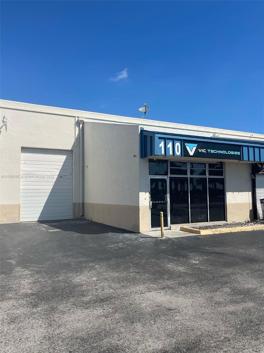 EXCELLENT LEASING OPPORTUNITY IN MIAMI’S PRIME INDUSTRIAL DISTRICT! THIS 2,472 SQ. FT. FLEX SPACE AT MILAM 31 EXPO CENTER OFFERS A VERSATILE LAYOUT IDEAL FOR RETAILING, WAREHOUSING, DISTRIBUTION, OR LIGHT MANUFACTURING. THE SPACE FEATURES HIGH CEILINGS AND EASY ACCESS TO MAJOR HIGHWAYS, MIAMI INTERNATIONAL AIRPORT, AND BUSINESS CENTERS. LOCATED IN A THRIVING INDUSTRIAL HUB, THIS PROPERTY PROVIDES A STRATEGIC LOCATION FOR BUSINESS OPERATIONS. AVAILABLE IMMEDIATELY—4 UNASSIGNED PARKINGS
